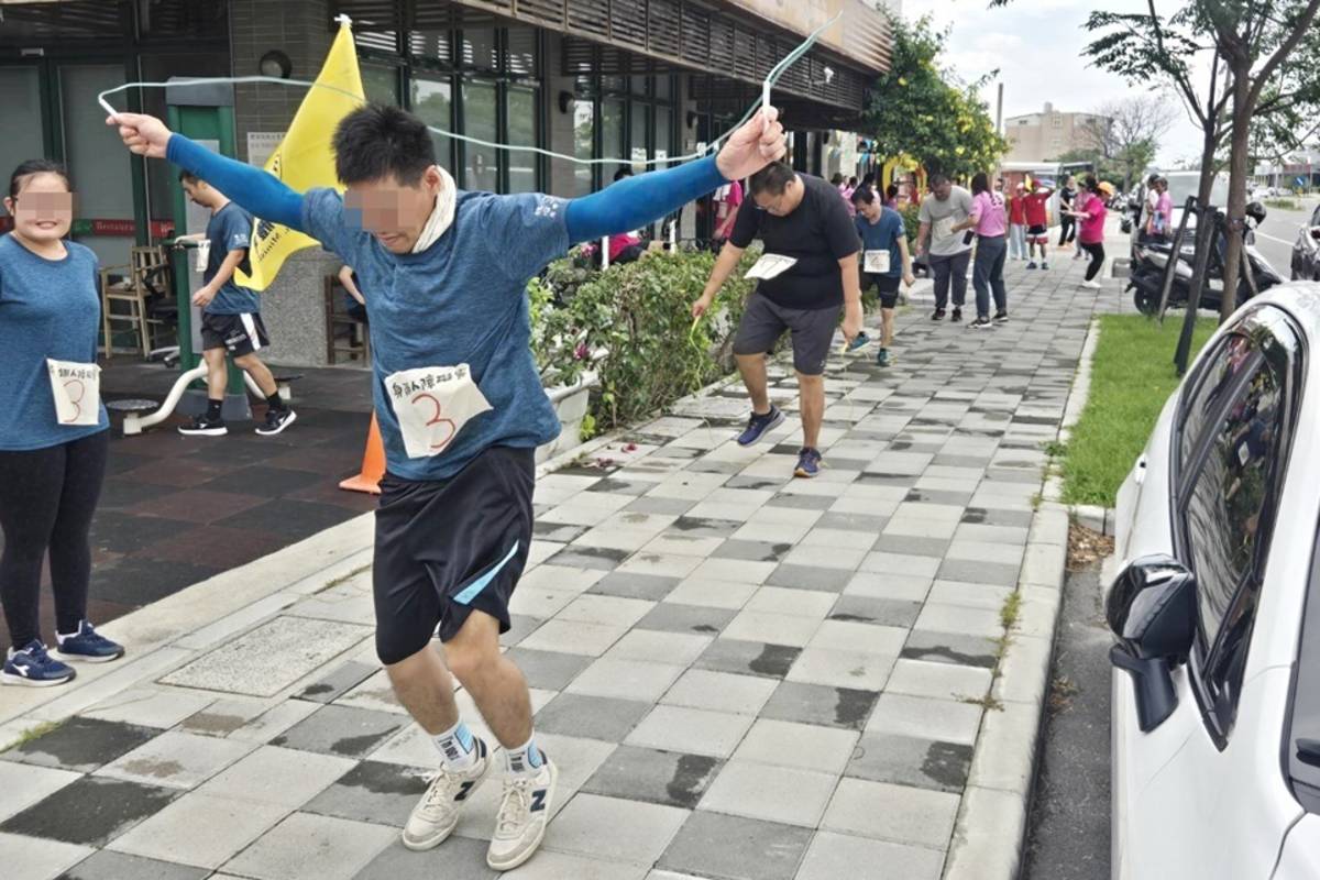 牧心智能發展中心舉辦第5屆「身心障礙者鐵人障礙賽」，規劃路跑等多項運動競賽及趣味關卡，邀請縣內身心障礙機構約150名身心障礙者一同響應。