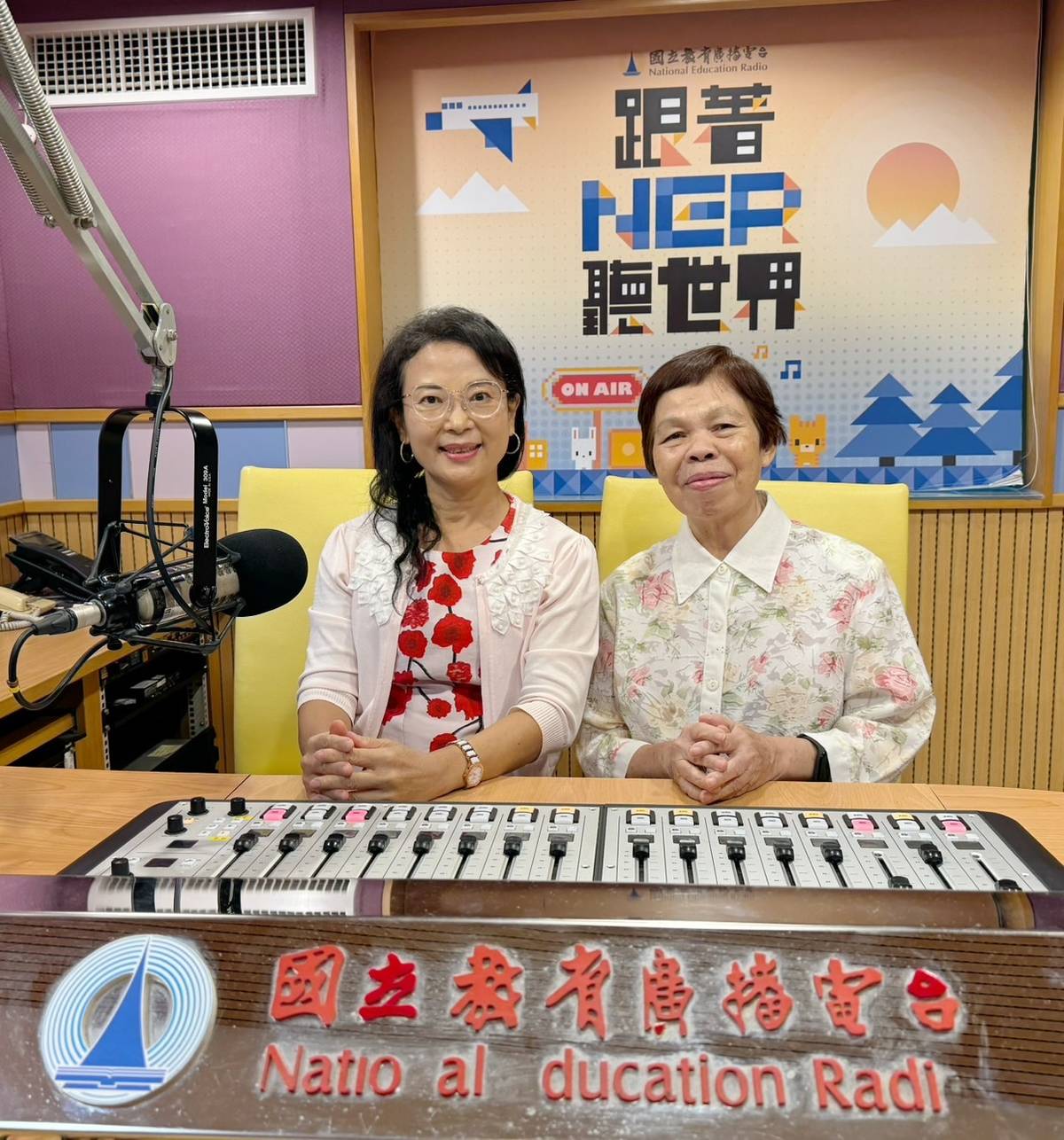 香香主持人和余惠蓮老師合照