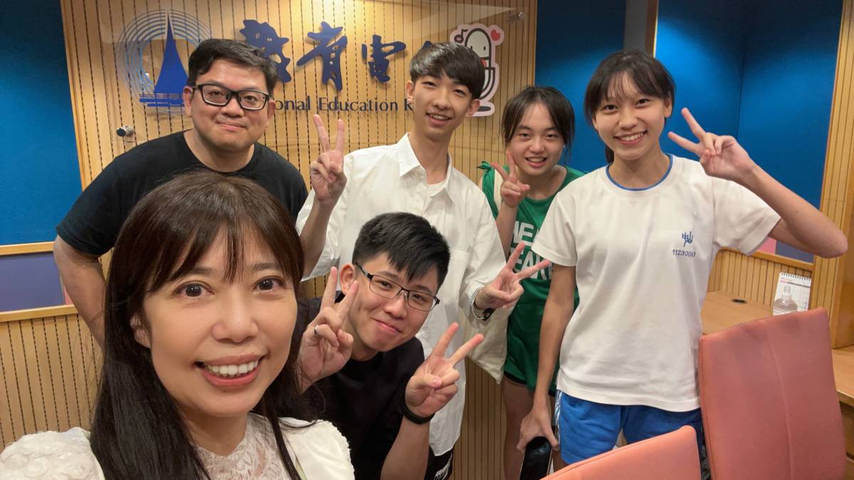 青春創學院小鎮智能執行長黃俊毓vs端端主持人與小幫手.jpeg