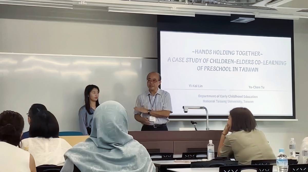 東大幼教系以凱老師(左)與語晨同學分享國際研討會發表幼老共學