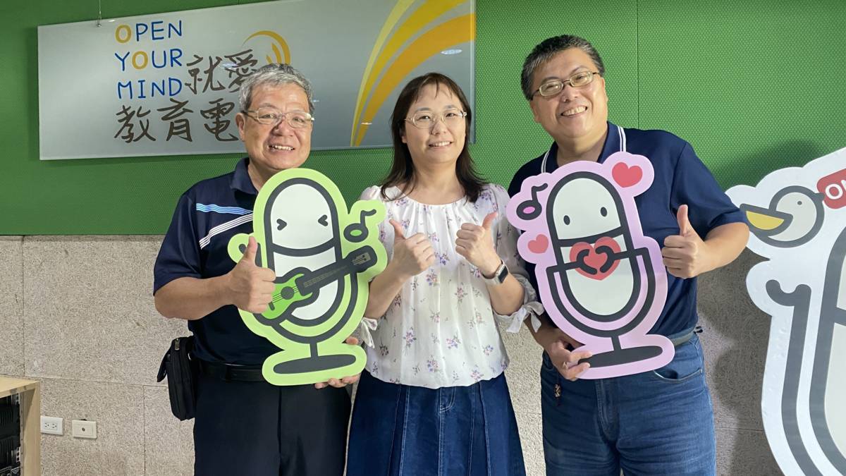 許村和老師(左)以自創的方式記錄高甲戲樂譜已經上百首