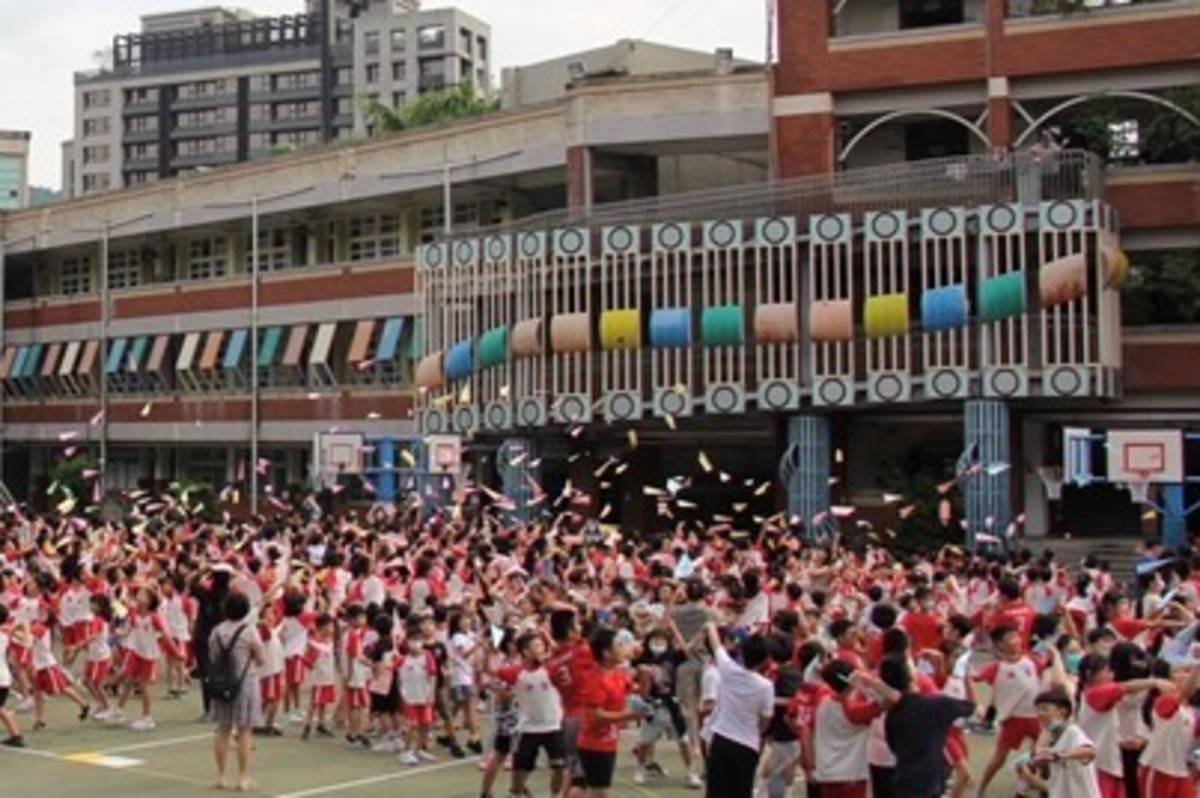 北市碧湖國小學生以紙飛機告別舊校舍，迎接全新校園 