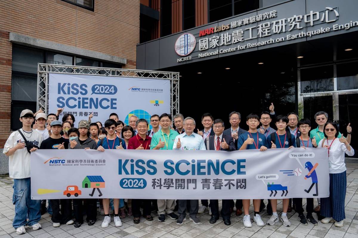 「2024 Kiss Science—科學開門，青春不悶」活動大合影，國科會主委吳誠文(前排左7 )、中央氣象署署長程家平(前排左8 )、國震中心主任歐昱辰(前排左6 )、相關部會及企業代表，以及前來參觀的學生齊聚一堂，共同揭開序幕 (國科會提供)