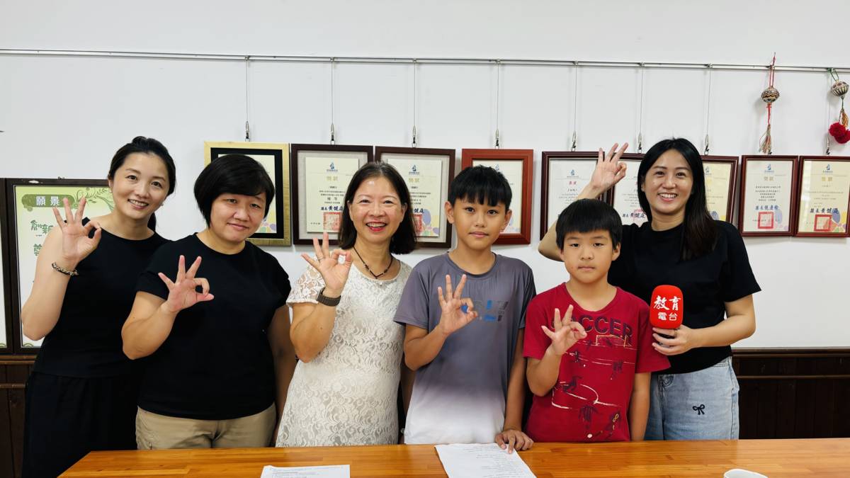 孫美珠校長(左三)、賴筱琪主任(左一)、王熙瑜主任(左二)及同學(右二、右三)介紹實驗教育特色