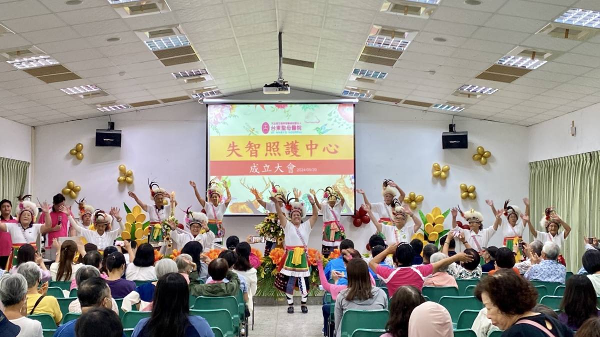 泰源健康活力站的長者領唱懷舊老歌與傳統舞蹈