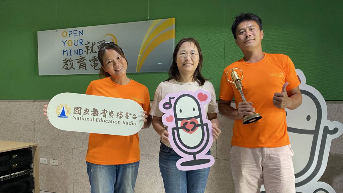 林明信和巫芳婷夫妻每年投注大量成本就為了讓民眾看見美麗韭菜花田