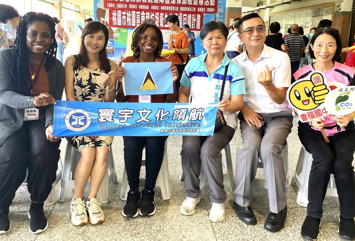 元智USR寰宇文化領航團隊、會稽國中安排長者與學生一同揮灑，歡慶重陽，圖右二為會稽國中校長李文義與外籍生、元智團隊合影。(元智大學提供)