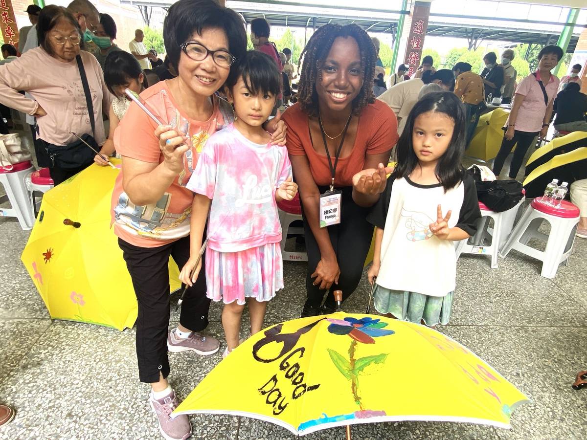 元智USR寰宇文化領航團隊、會稽國中安排長者與學生一同揮灑，歡慶重陽，圖為元智外籍生與長輩合影。(元智大學提供)