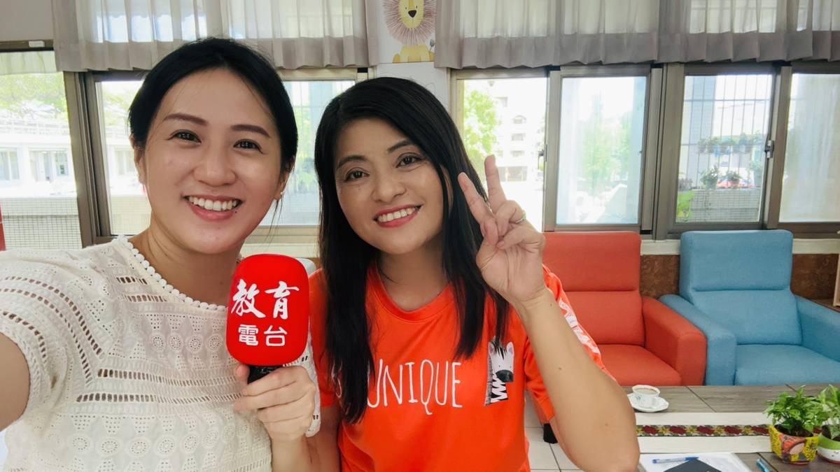卑南國小校長楊惠珍(右)分享少棒的特色