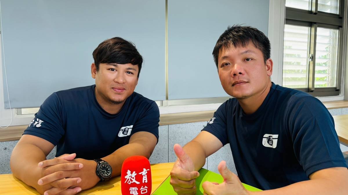 陳胤澔教練(左)與張治軒教練分享少棒孩子的成長