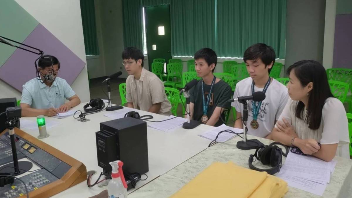 1131018林茂生校長訪問建興國中國際國中奧林匹亞科學競賽師生團隊，洪靖承、蘇程玹同學及黃千芬、熊桓翊老師