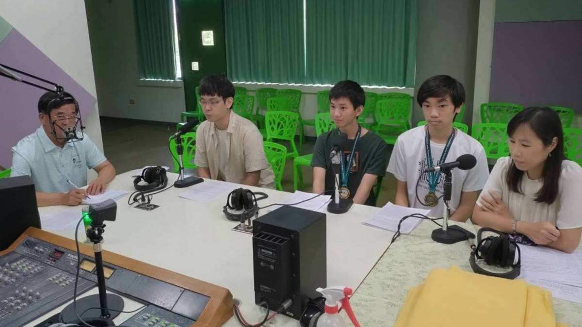 1131018林茂生校長訪問建興國中國際國中奧林匹亞科學競賽師生團隊，洪靖承、蘇程玹同學及黃千芬、熊桓翊老師