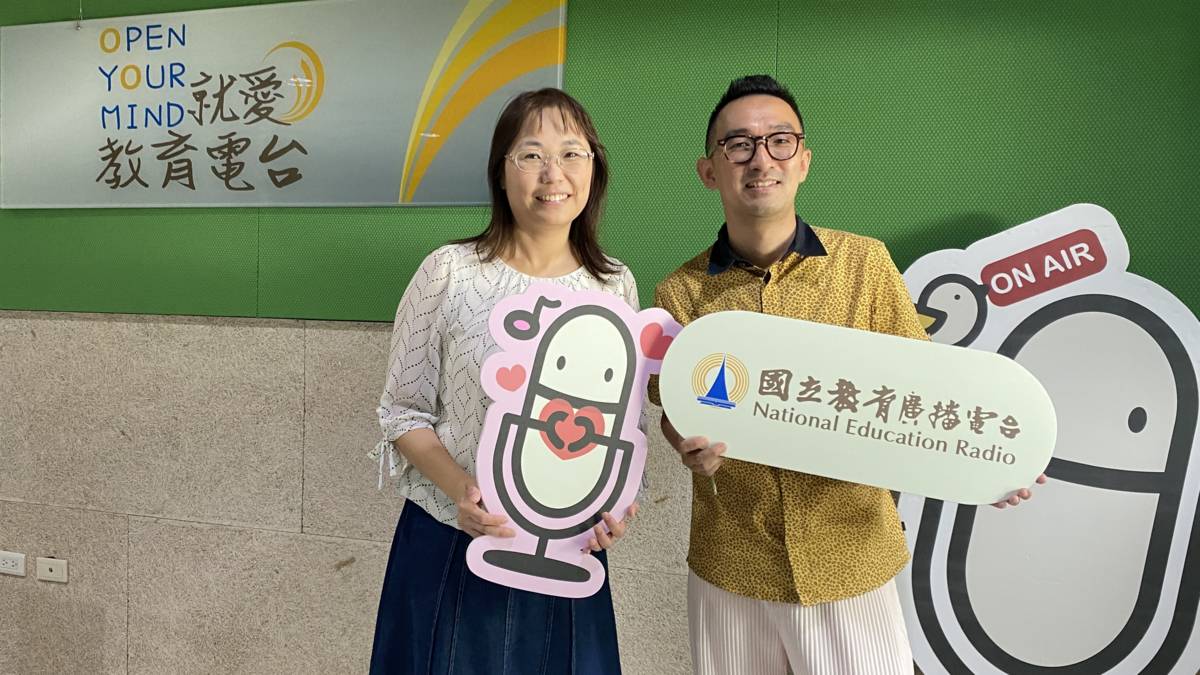 小艾(右)自詡為「地表最風格禮儀師」
