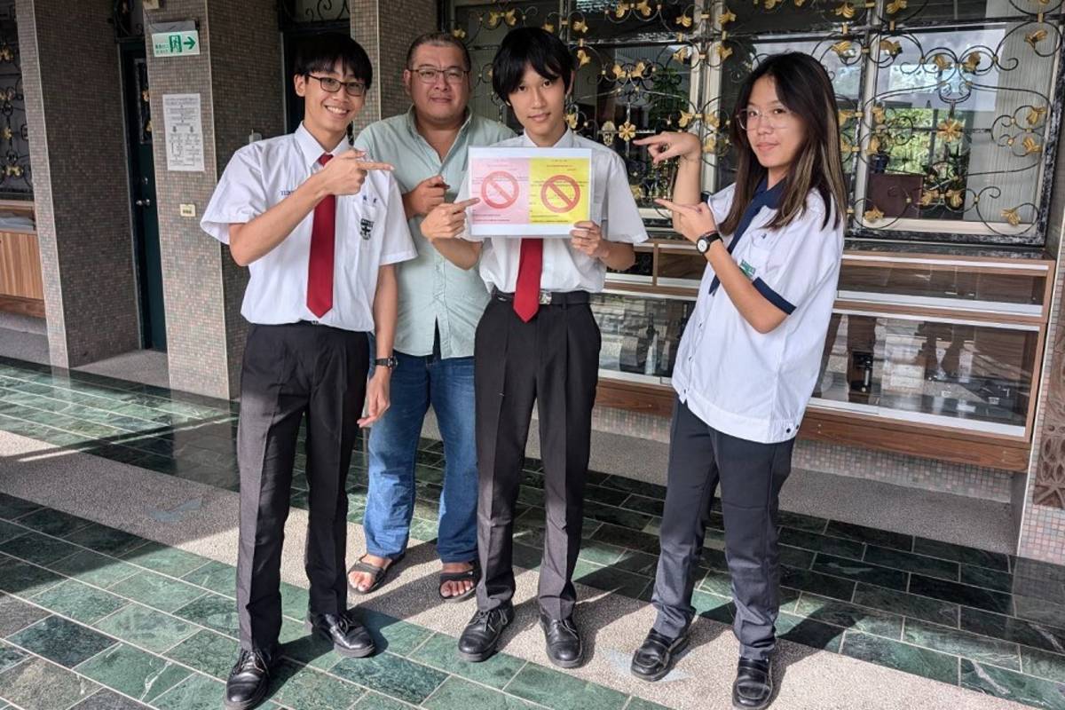 (左起)陳訢、蘇奎州老師、謝暐翰、郭蕎菱