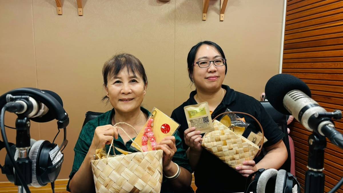 誼珊社工(右)與寶玉阿嬤分享編織課程的有趣故事