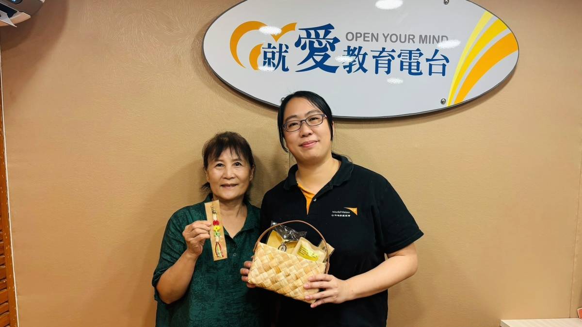 誼珊社工(右)與寶玉阿嬤分享編織樂趣