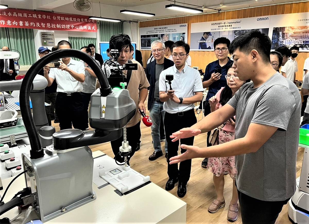 淡水商工控制科示範歐姆龍搬運機器人