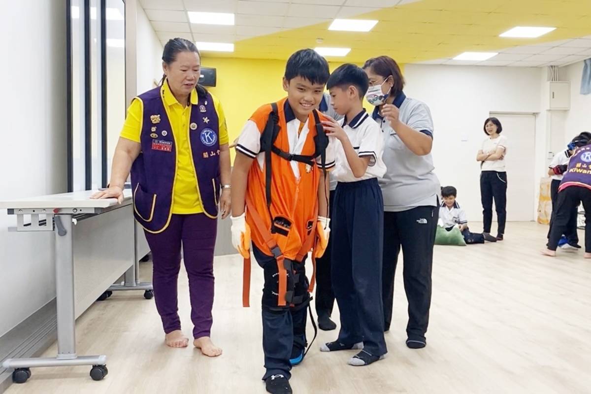 關山國小學生穿戴高齡體驗裝備，模擬阿公、阿嬤各種日常的不便，從小建立起同理心，扎根高齡友善觀念。
