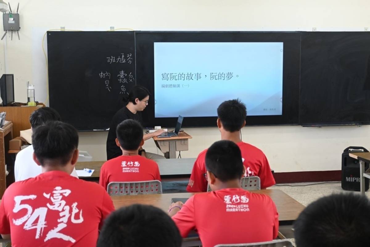 講師於編劇課程講解基礎劇本寫作技巧。