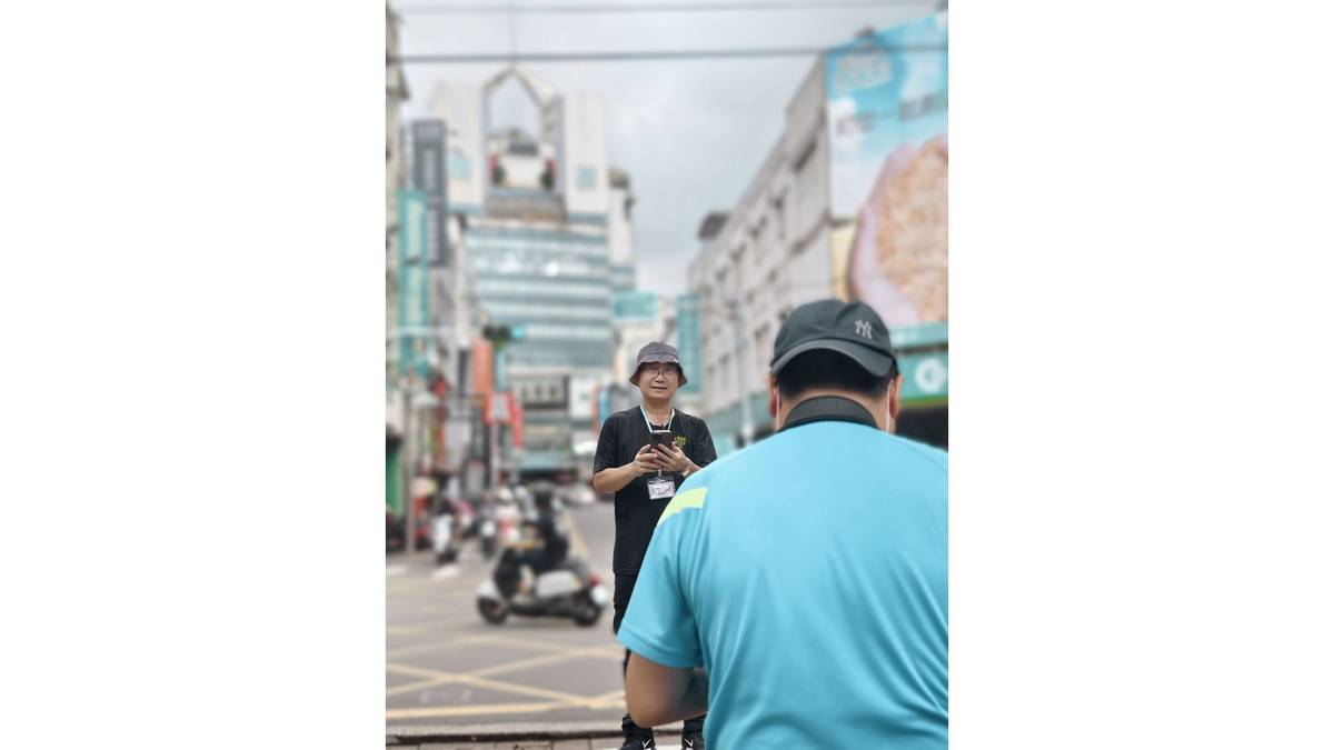 追逐煙火的男人 - 呂展源(中間)，在外互捕捉速寫老師 蕭漢元背影畫面。
