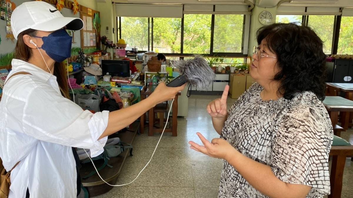泰武國小邱霄鳳老師(右)與主持人林娟
