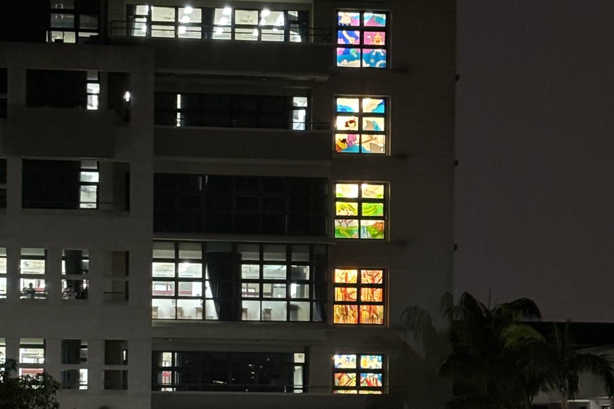 從室外觀看整棟教學大樓，為夜晚添加一抺繽紛的色彩。