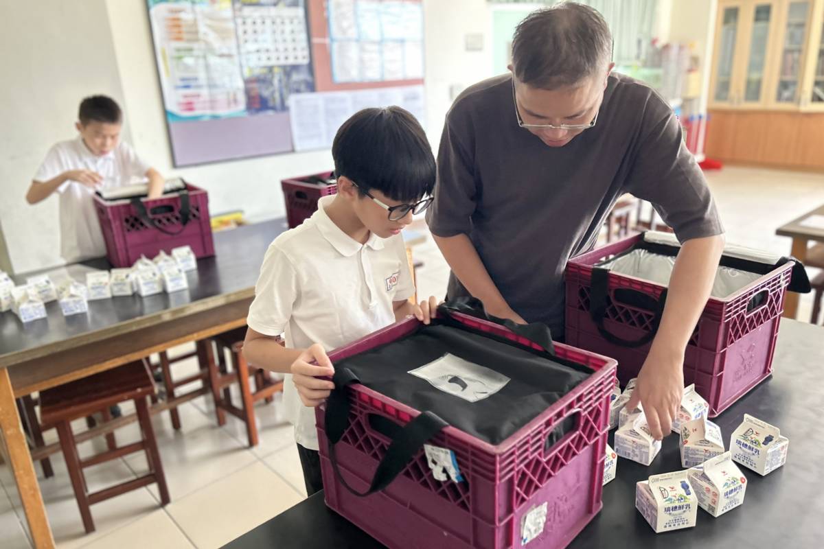 義方國小學生協助分裝鮮乳