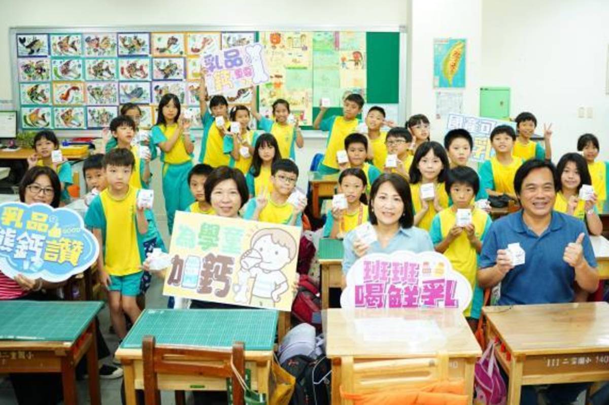 二重國小學童表示，牛奶好好喝，好開心，希望以後每天都可以喝到鮮乳，讓他長得更高、牙齒更堅固。(新竹縣政府教育局提供)