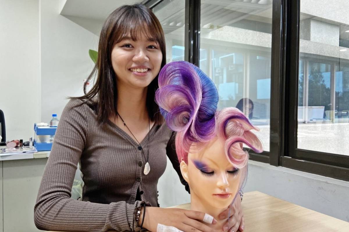 學生林瑀芯設計出輕盈又能修飾臉型的包頭作品，奪得創意包頭組冠軍。（圖:弘光科大提供）