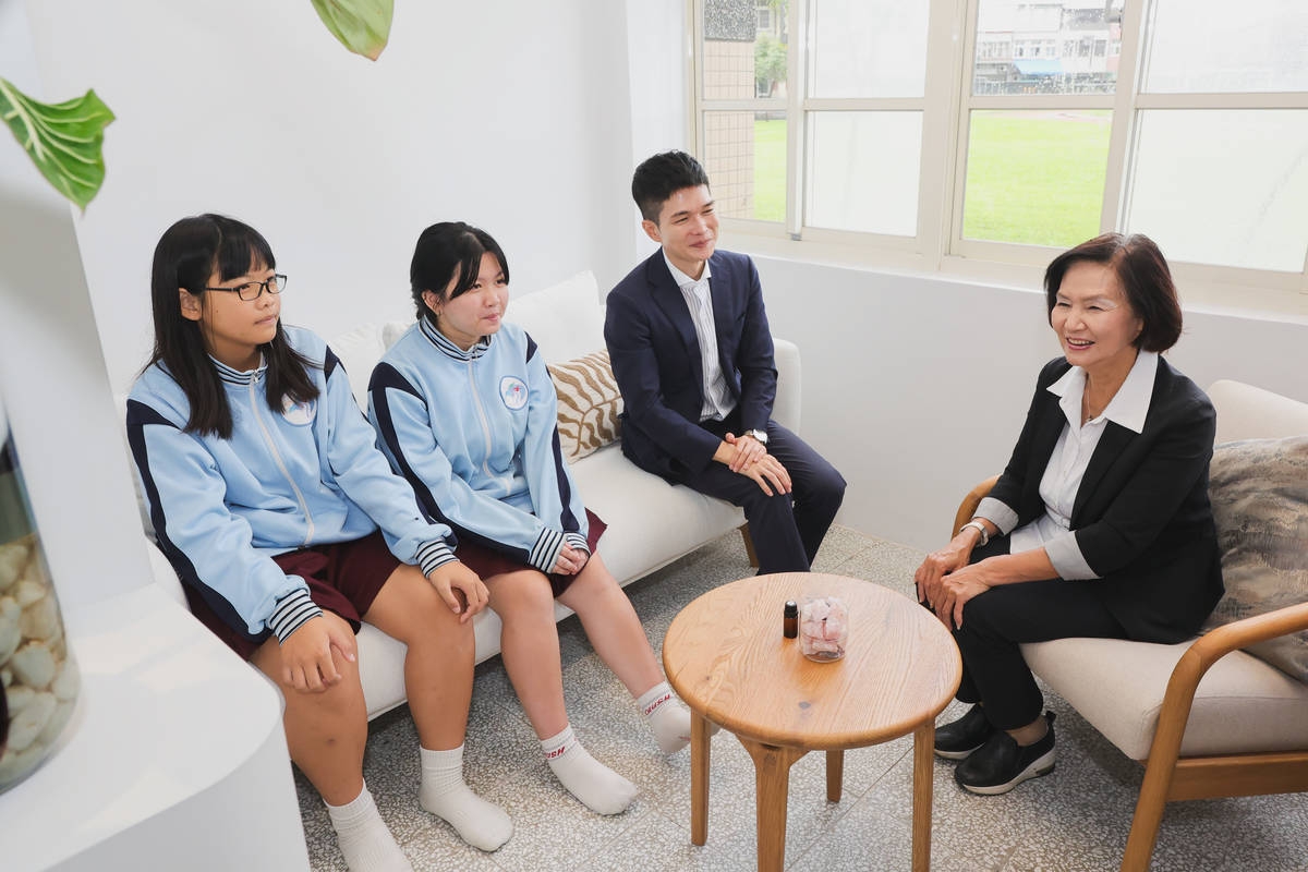 林姿妙縣長表示，縣府致力於「在安全的前提下，兼具人文藝術與科技素養，邁向國際！」之教育願景，支持學校美感校園環境改善。(宜蘭縣政府提供)
