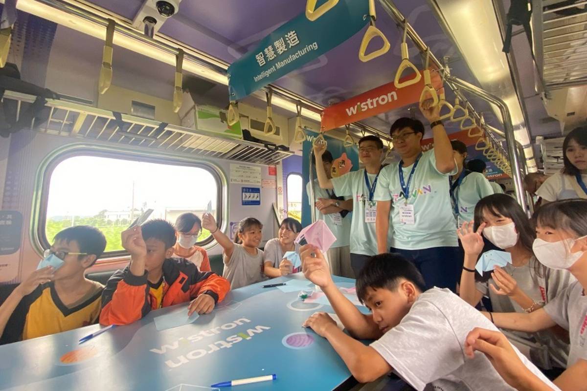 吉安國中學生與其他學校學生在列車上玩科普遊戲