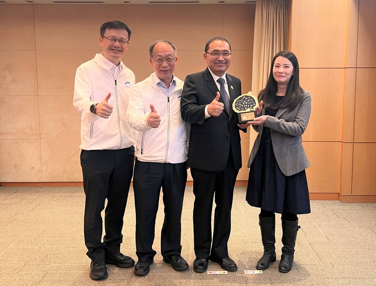 樟樹國際實中校長及專題組藝術群指導老師於市政會議獻獎