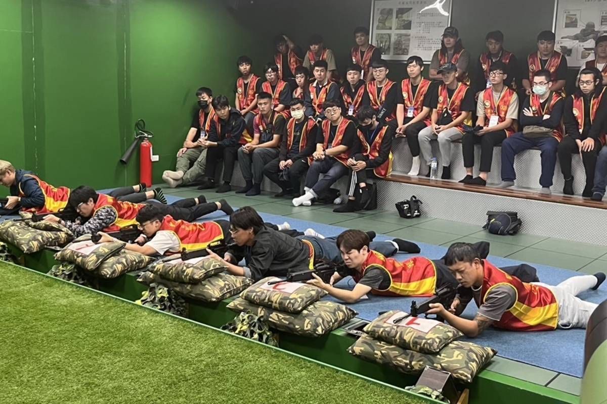 臺東實施首梯替代役備役役男實彈射擊訓練演訓，35名備役役男在兼顧安全與紀律原則下順利進行。