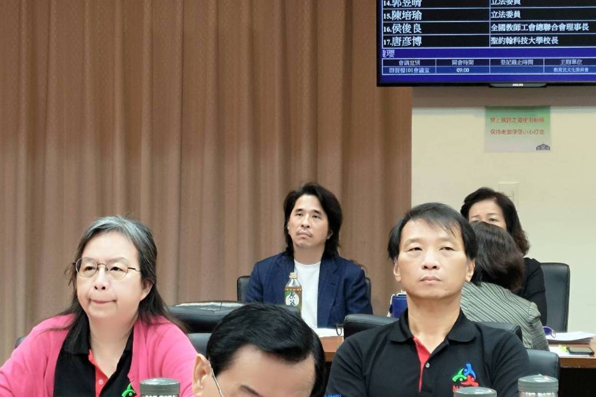 教育部政次葉丙成(中)代表教育部出席公聽會聆聽收集各界意見