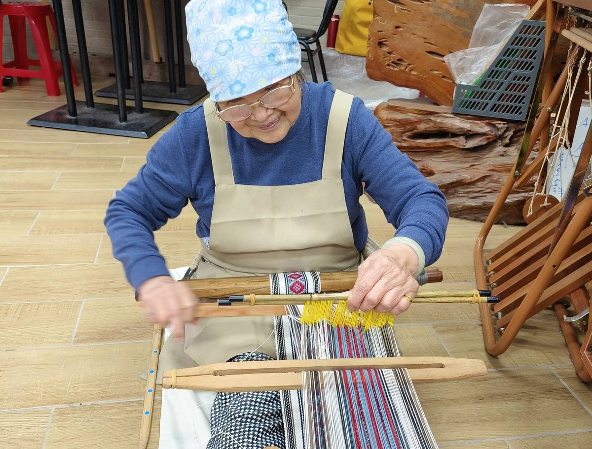 自2021年起在新店崇光社區大學烏來分班擔任泰雅傳統織布班教學，成為不同性別及族群學
