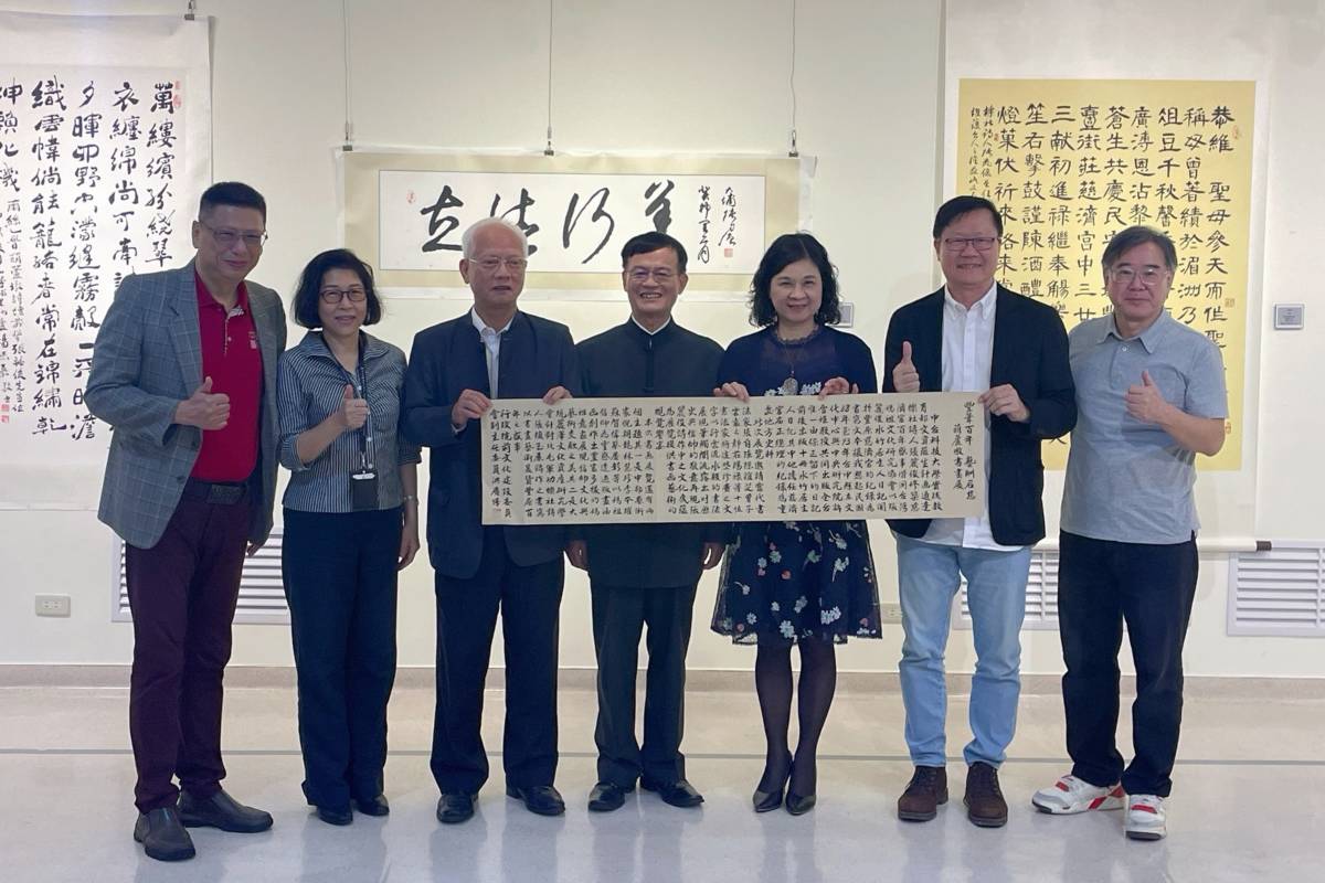 展覽開幕參與貴賓合影及前行政院文建會洪慶峰副主委贈展覽賀文