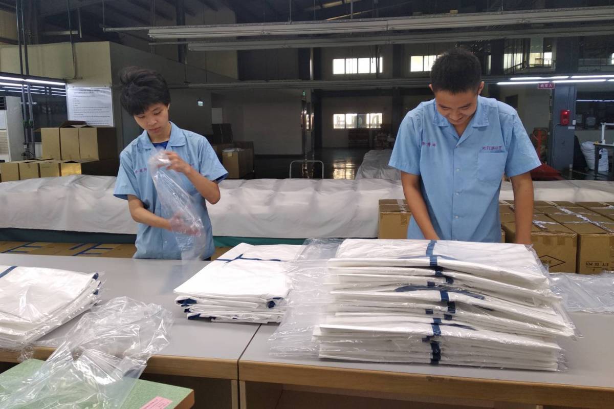 學生們整理機器產出的布料（圖源：沙鹿高工）