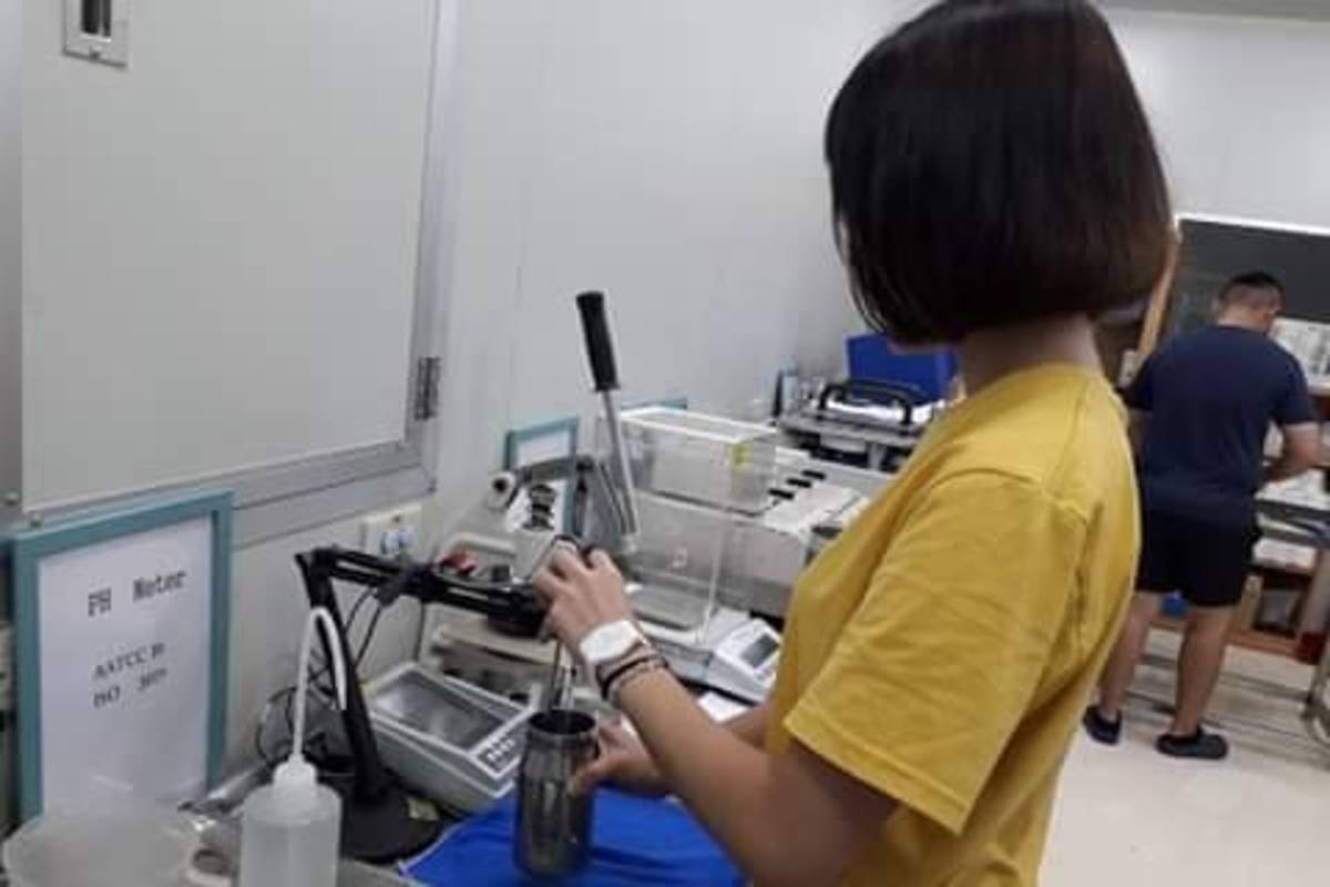 紡織科隸屬於化工群，學生亦須操作化學實驗（圖源：沙鹿高工）