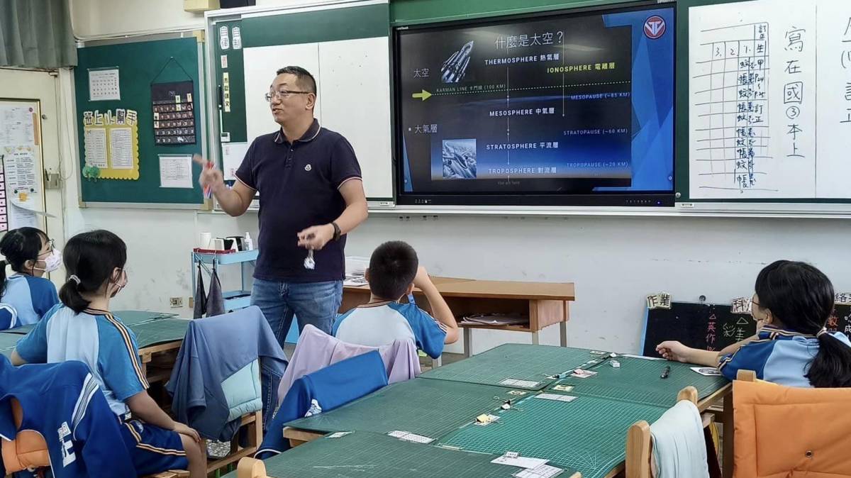 許漢賓利用早自習時間教村上國小學生太空知識(圖片來源：村上國小提供)