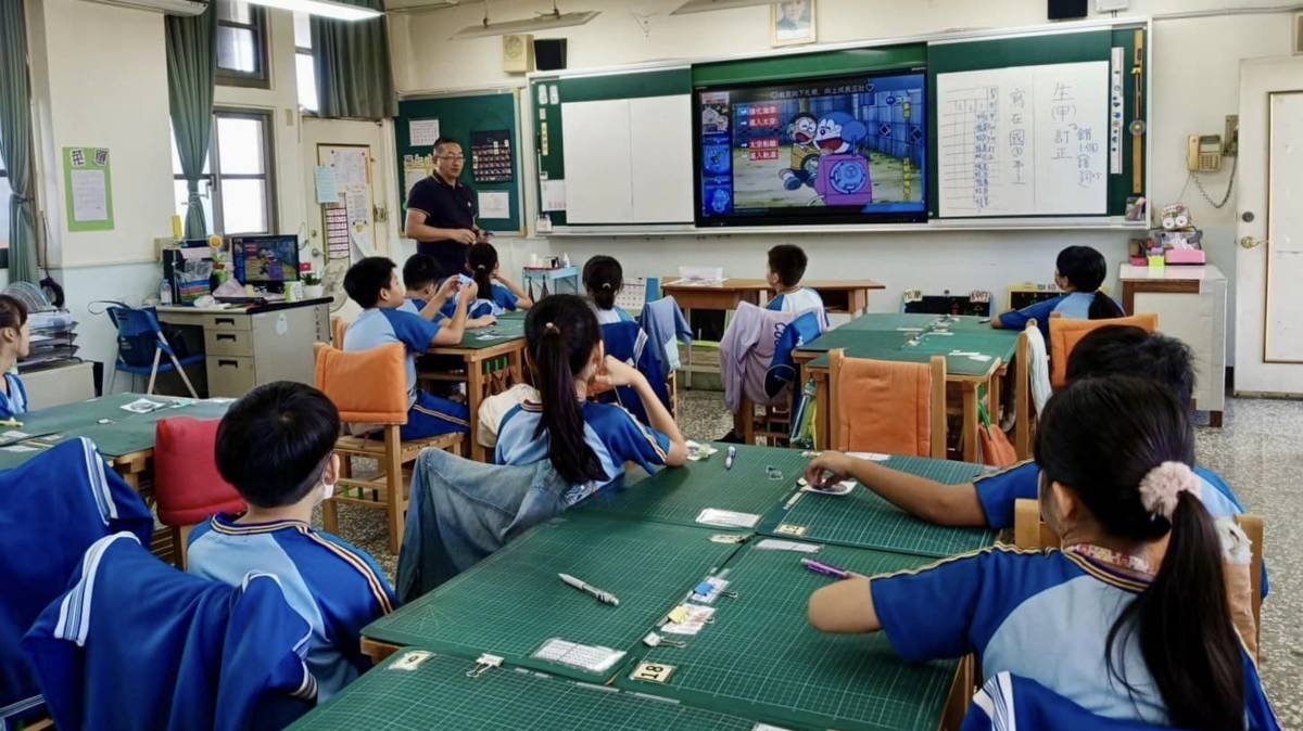 「太空老師」將卡通主角也都融入課堂中就為了讓學生更有興趣(圖片來源：村上國小提供)