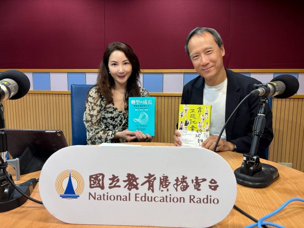 圖說：台大國企系榮譽教授李吉仁（右）接受國立教育廣播電台節目及Podcast節目《新聞真假掰》主持人黃兆徽（左）專訪。
