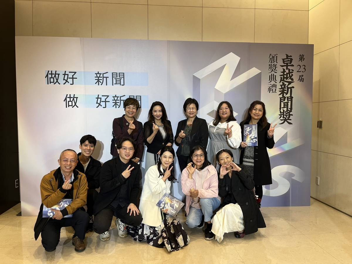 國立教育廣播電臺有兩項作品入選第23屆卓越新聞獎，包括臺北總臺黃兆徽、張博瑞作品「TikTok 教戰手冊：假訊息、抖音腦與美國禁令下的國安隱憂」，
花蓮分臺趙佳韻、林文玲、林曉君「你死我活的校園－校園霸凌系列報導」。圖為參賽者與教育廣播電臺臺長黃月麗(後排右三)。