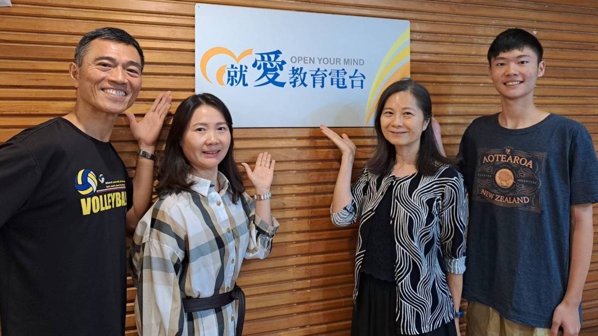 台灣志願服務國際交流協會秘書長黃淑芬(右二)與客委會客家青訪團成員代表洪晴耕(右一)晴耕爸媽(左)
