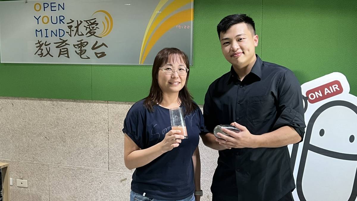 張宸誌(右)認為調酒師提供的不只是酒而是更多陪伴