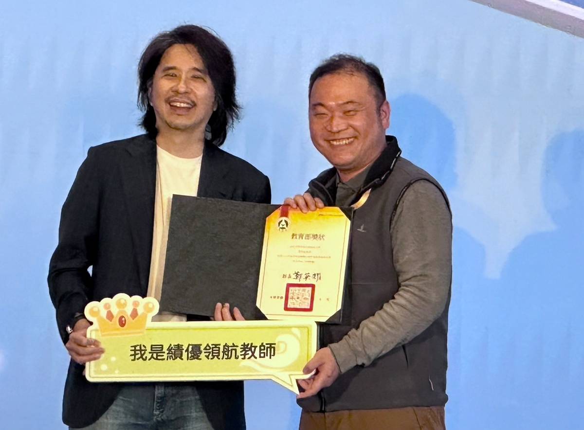 教育部政務次長葉丙成頒發手把手入校陪伴計畫獲績優領航教師給丹鳳國小施春輝老師