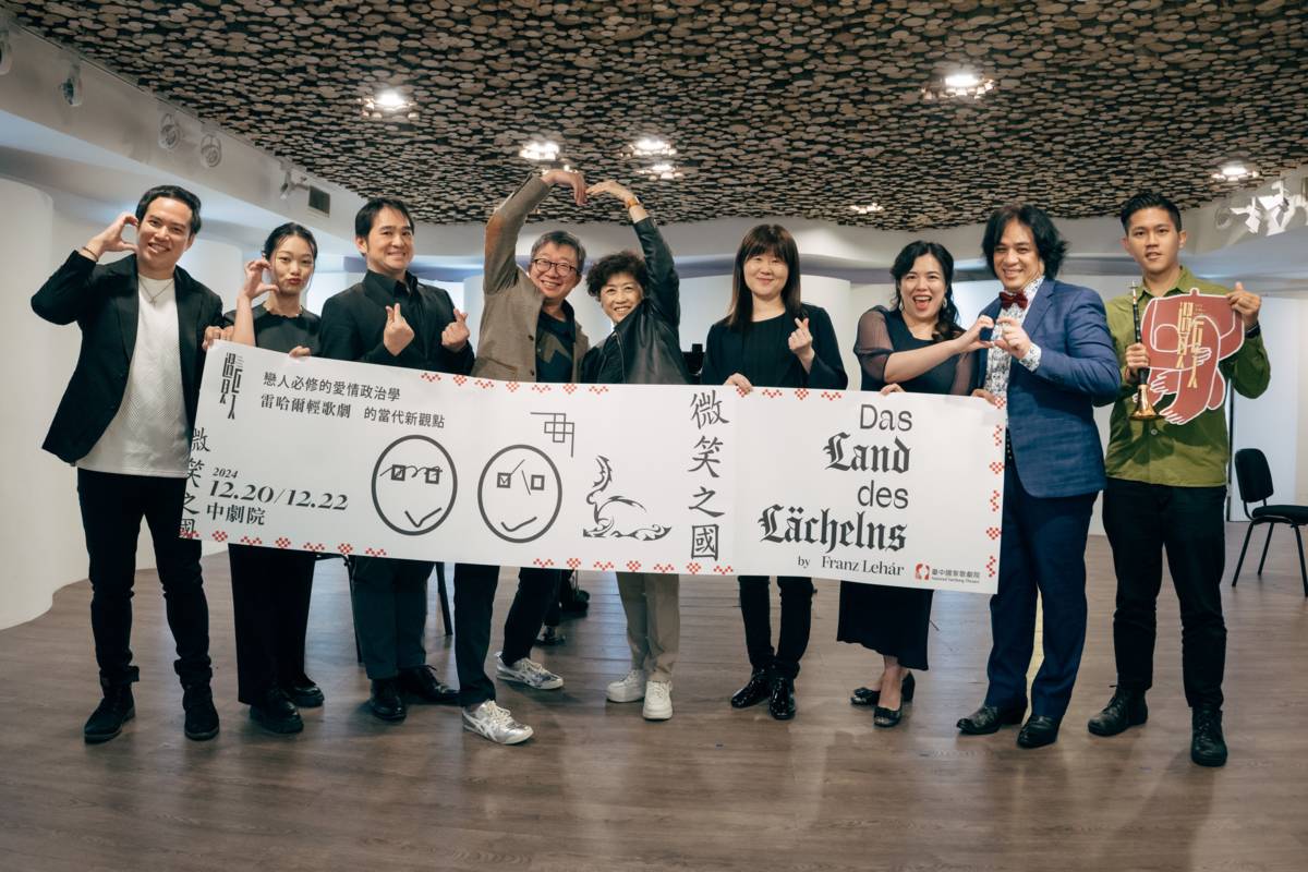雷哈爾輕歌劇《微笑之國》臺北節目分享大合照，(右起)嗩吶陳冠宏、蘇城王子林健吉、飾演麗莎賴珏妤、聲樂暨合唱指導徐嘉琪、臺中國家歌劇院藝術總監邱瑗、導演王嘉明、飾演古斯塔夫張殷齊、飾演彌鍾心欣、飾演李希登菲爾斯伯爵温穎傑( 臺中國家歌劇院提供，攝影林軒朗)