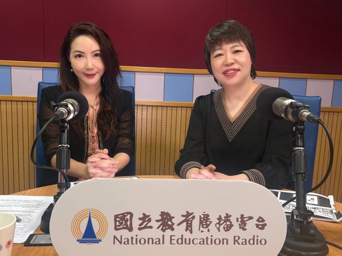 圖說：國家人權委員會委員葉大華（右）接受國立教育廣播電台節目及Podcast節目《新聞真假掰》主持人黃兆徽（左）專訪。