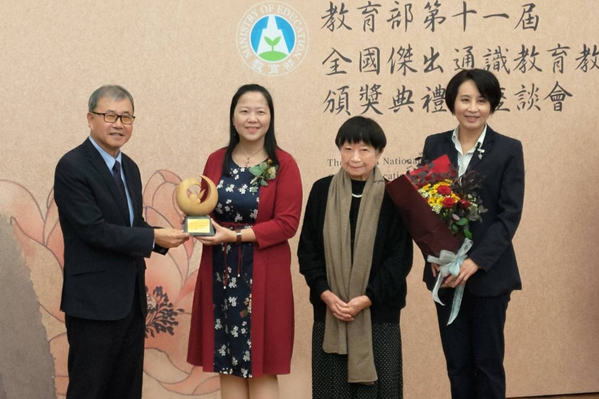 政大英語系副教授林質心及其家人與部長合影, (右二)作家張曉風為其母親