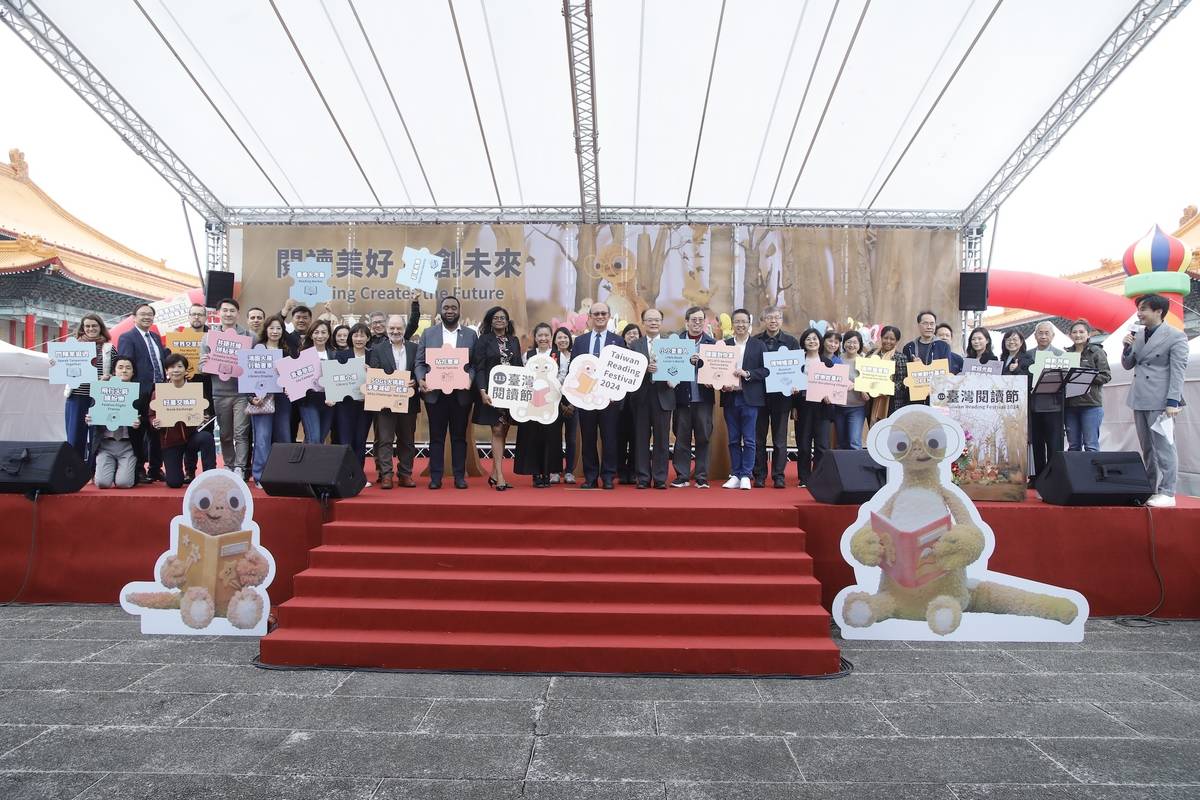 啟動儀式上來賓為閱讀節拼貼知識樹，點亮閱讀之光 (教育部提供)