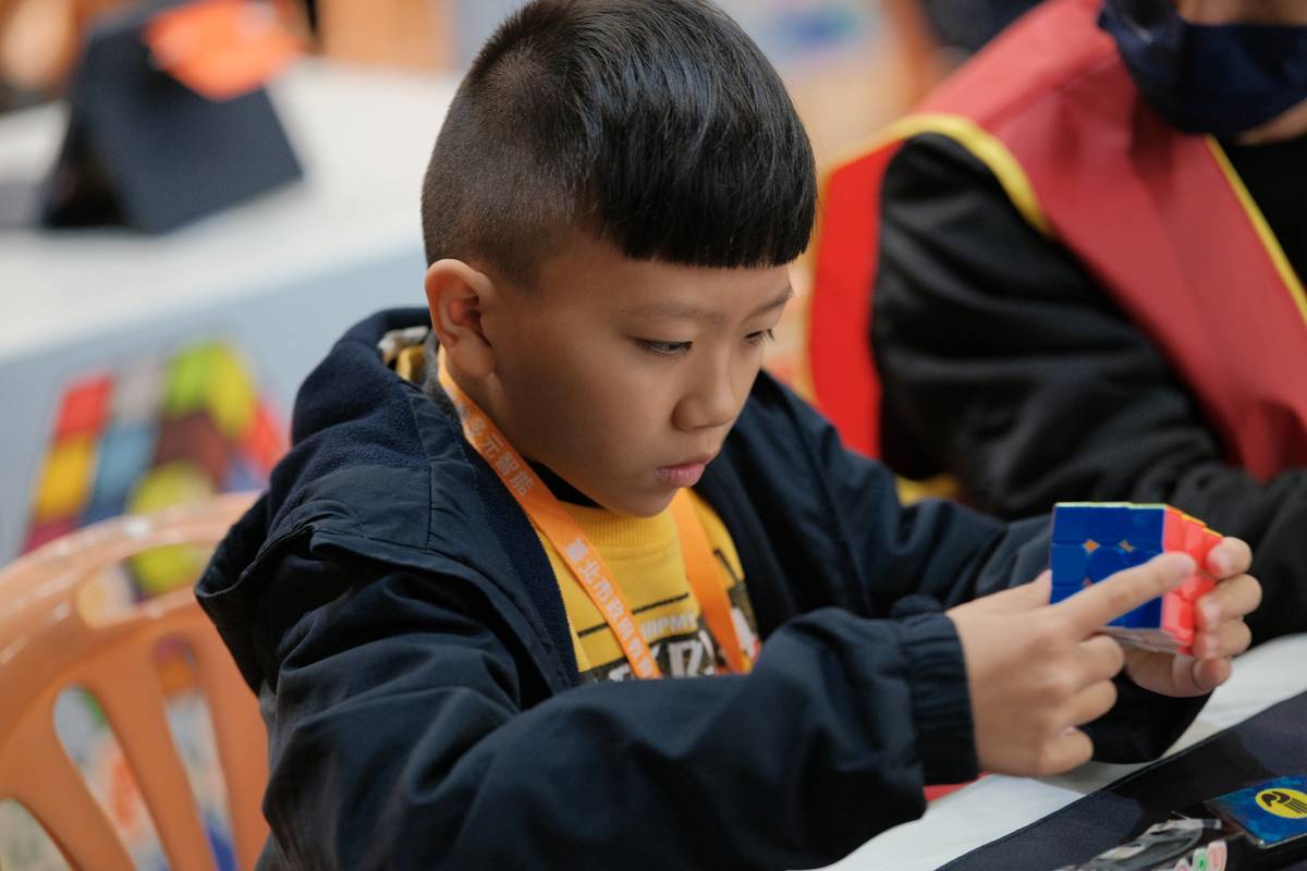 操作魔術方塊可培養學生專注力及數學邏輯運算思維能力